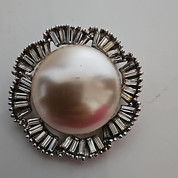 Birks Vintage 1950s Brooch Faux Pearl Surrounded By 40 Baguette Rhinestones - Picture 14 of 16
